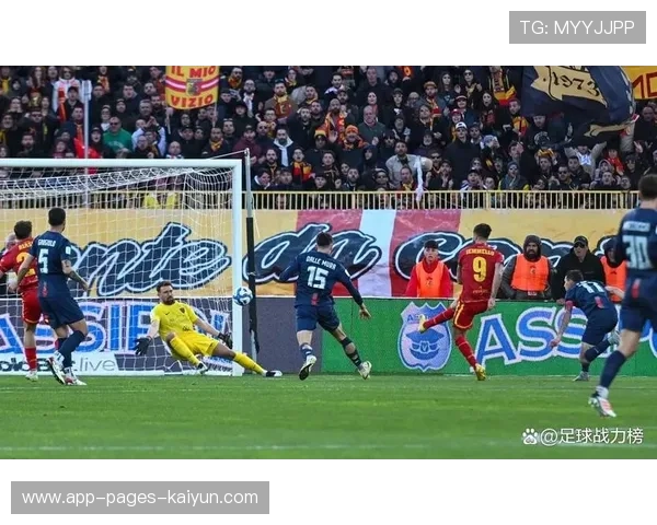 足球中场的直塞球点亮整场比赛